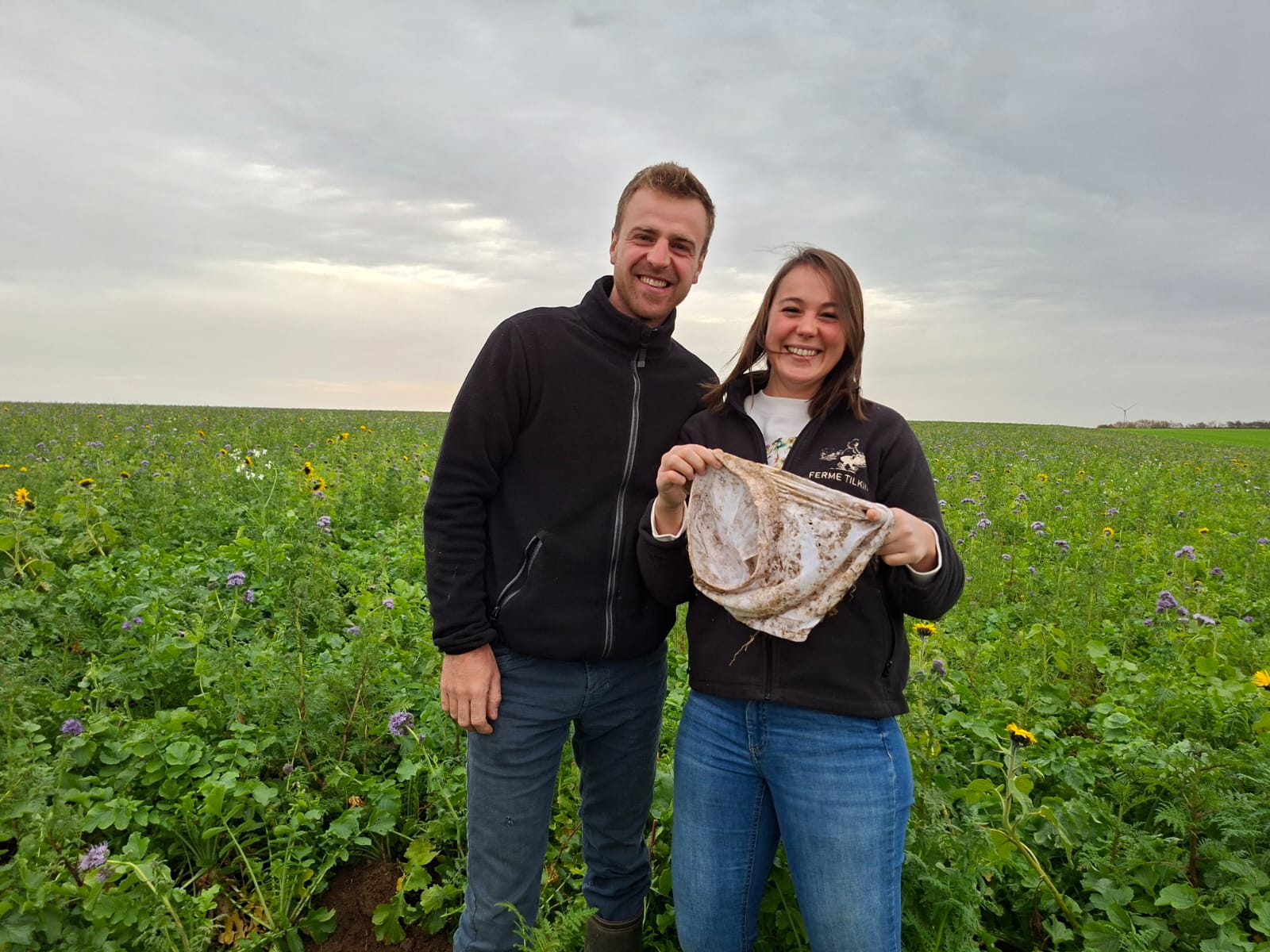 Damien et Céline Tilkin avec le slip déterré dans leur parcelle