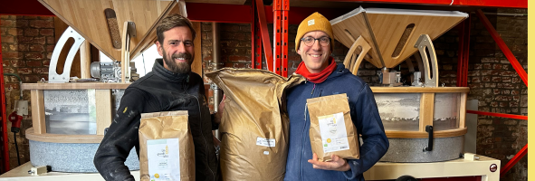 Rafael Cue Alvarez, créateur du Moulin des Grands Blés, pose pour la photo en compagnie de son meunier et agronome François Gilbert