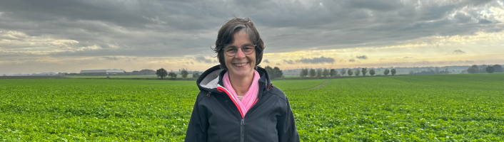 Nathalie Preud'homme, agricultrice et membre de Terres Vivantes, pose devant ses couverts végétaux