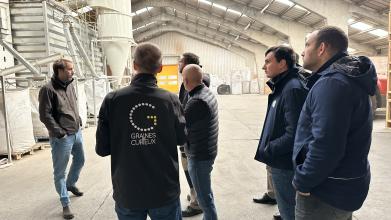 Notre équipe et nos membres en visite à l'usine Graines de Curieux