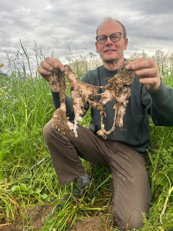 Notre membre Marc Van Sinay avec le slip déterré dans sa parcelle